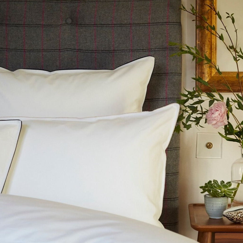 Island TC300 Pillowcase - White With Silver Trim - London and Avalon