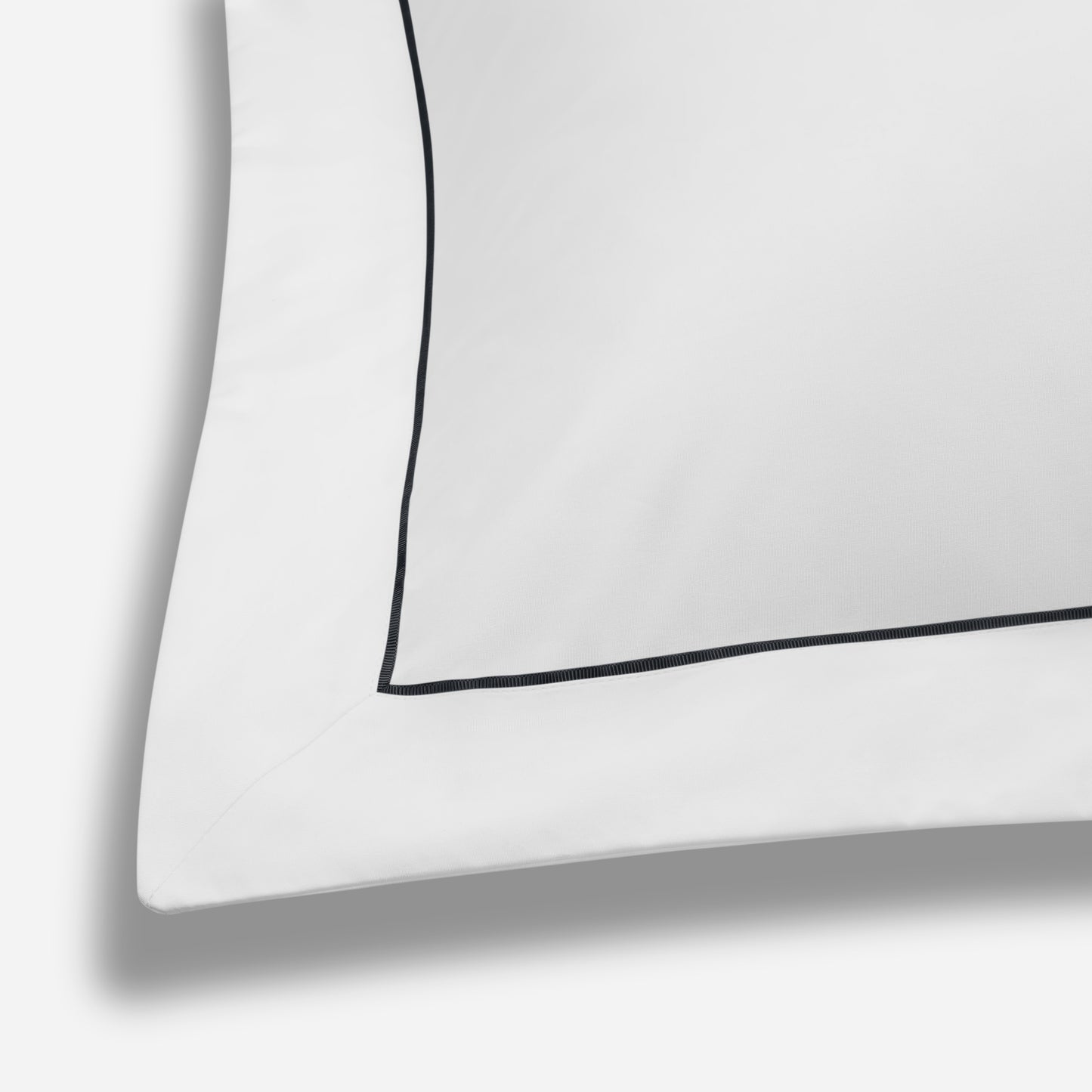 Island Collection Signature Style Oxford Travel Pillow - White With Navy Trim - 40x30cm