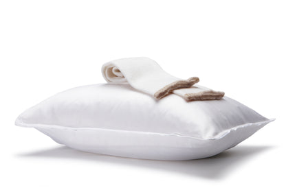 Island Collection Signature Style Oxford Travel Pillow - White With Navy Trim - 40x30cm