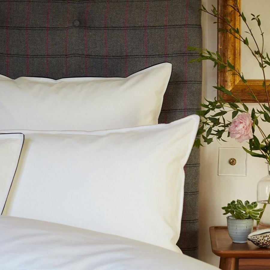 Island TC300 Pillowcase - White With Silver Trim - London and Avalon